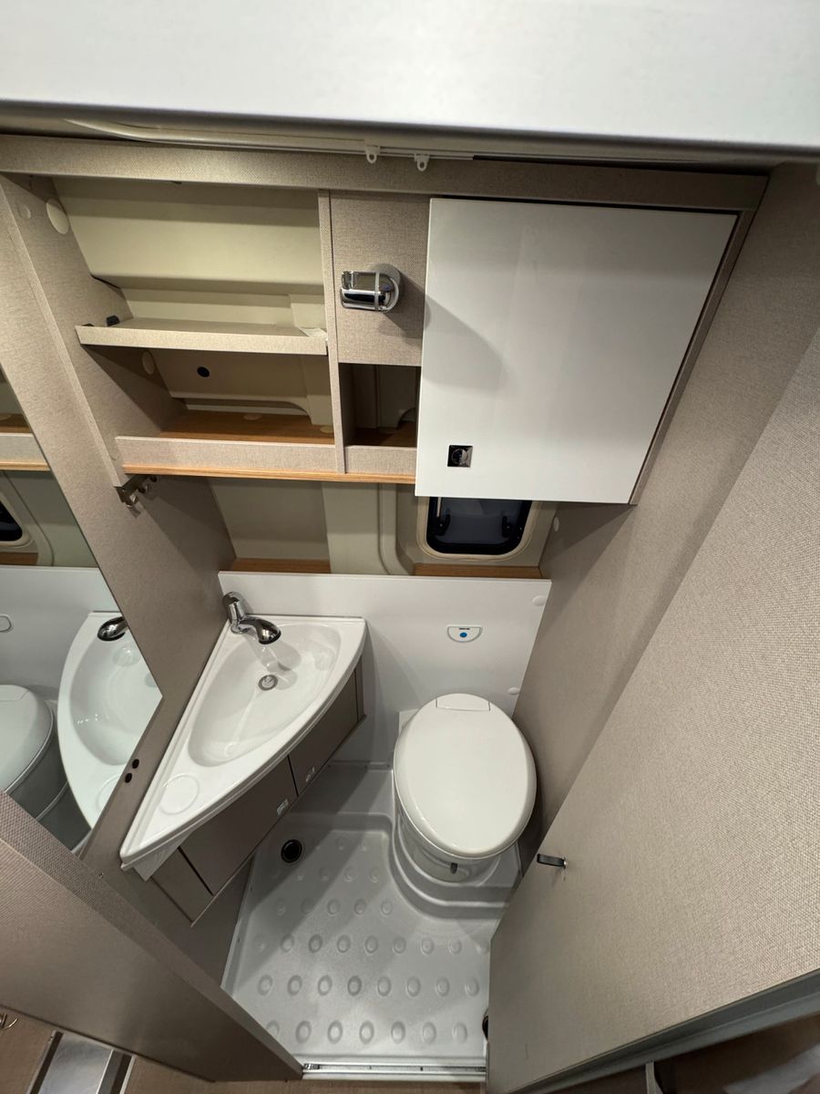 Fahrzeugabbildung Bürstner Delfin C 621 Limited - Garantie - Motorradbühne!