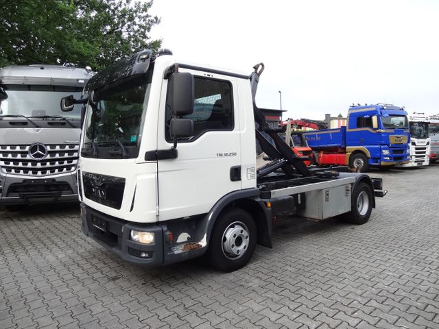 MAN TGL 12.250 Haken