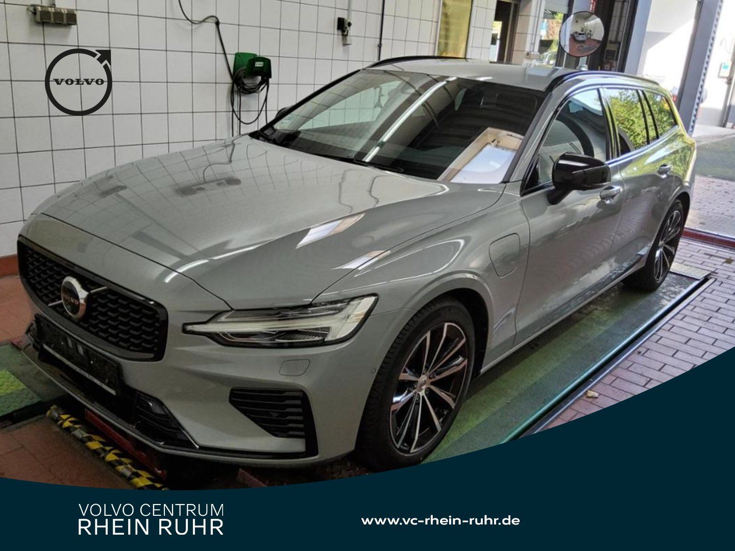 Volvo V60 T8 PLUG-IN AWD PLUS DARK AHK+FAP+WINTERPAK+
