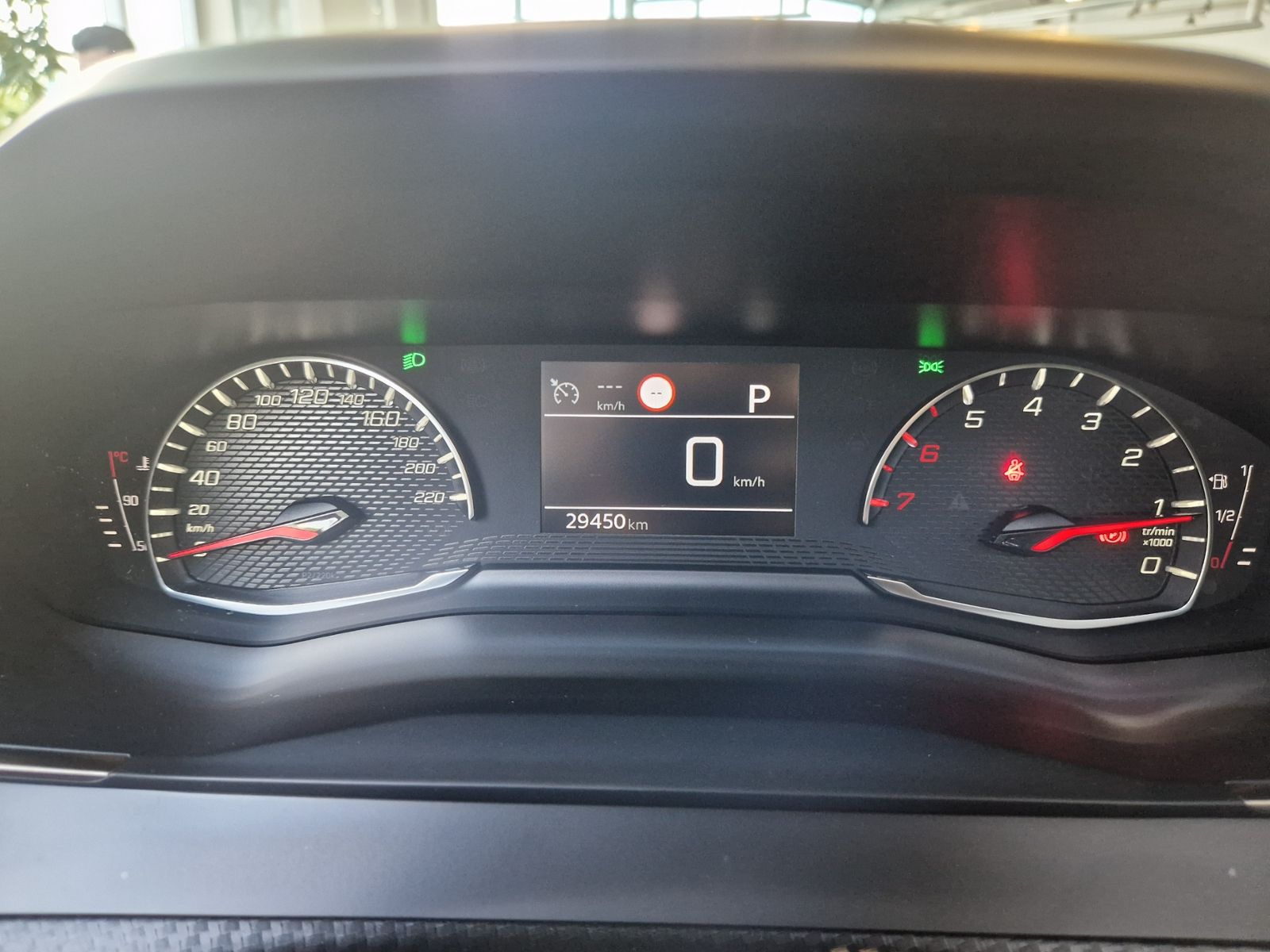 Fahrzeugabbildung Peugeot 2008 Allure PANO KLIMA LED NAVI ALU