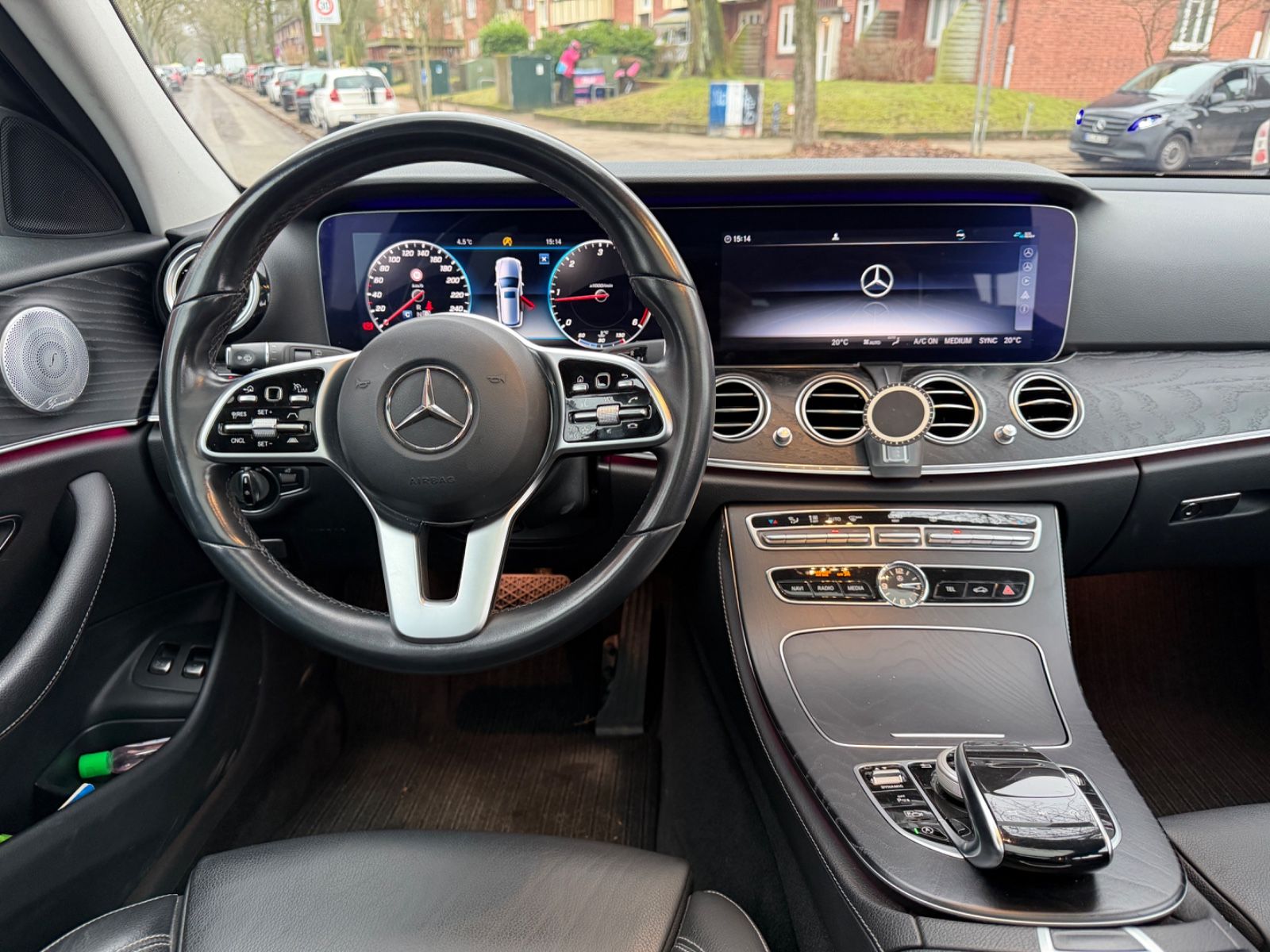 Fahrzeugabbildung Mercedes-Benz E 220d T BURMESTER*PANO*LEDER*ACC*MUTLIBEAM*LED