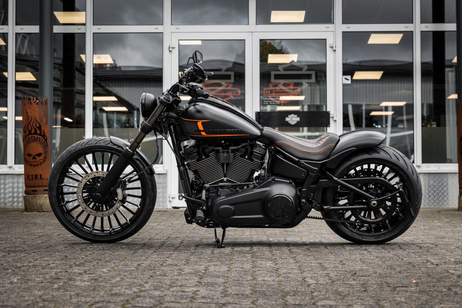 Fahrzeugabbildung Harley-Davidson Breakout DARKSIDE FXBR 117 MY25 -H-D Kiel Custom