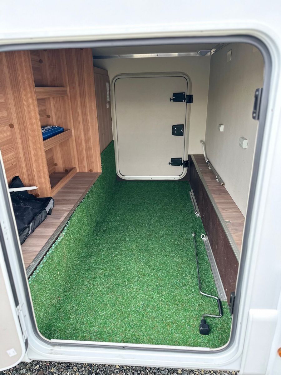 Fahrzeugabbildung Weinsberg CaraHome 700 DG 5 Sitzplätze Alkoven Familie