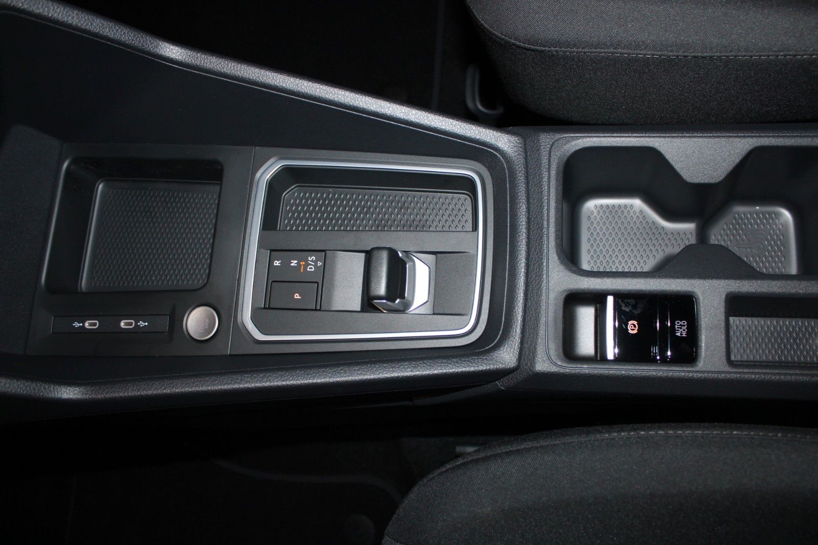 Fahrzeugabbildung Ford Tourneo Connect Titanium Automatik ACC CAM GJR