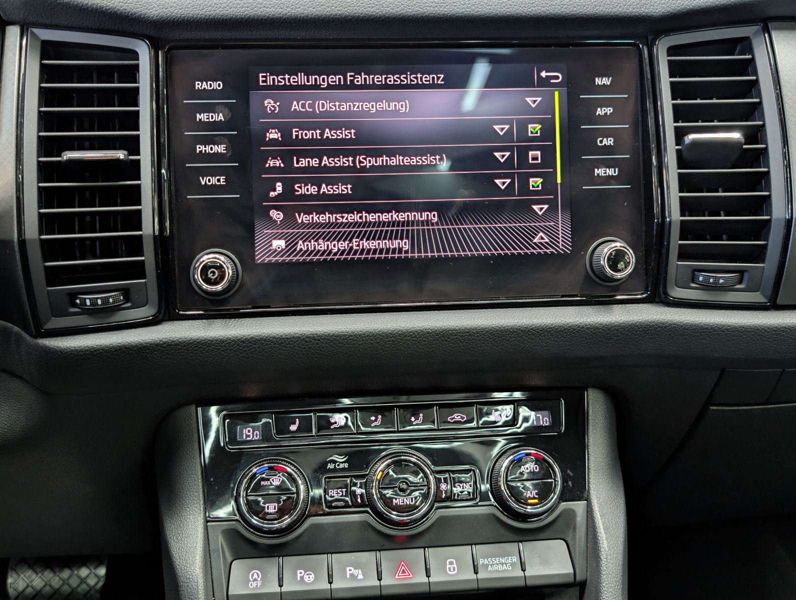 Fahrzeugabbildung SKODA Kodiaq Clever 4x4 PANO*AHK*CANTON*4xSHZ*7-Sitzer