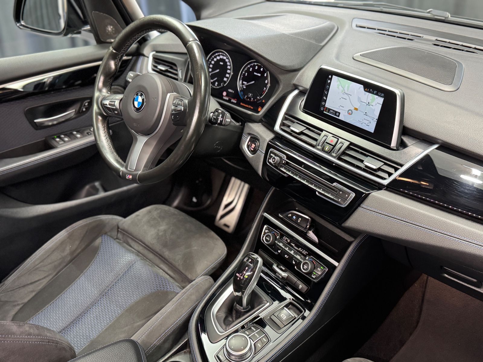 Fahrzeugabbildung BMW 220i Gran Tourer M Sport|AUTOMATIk|7-SITZER|NAVI