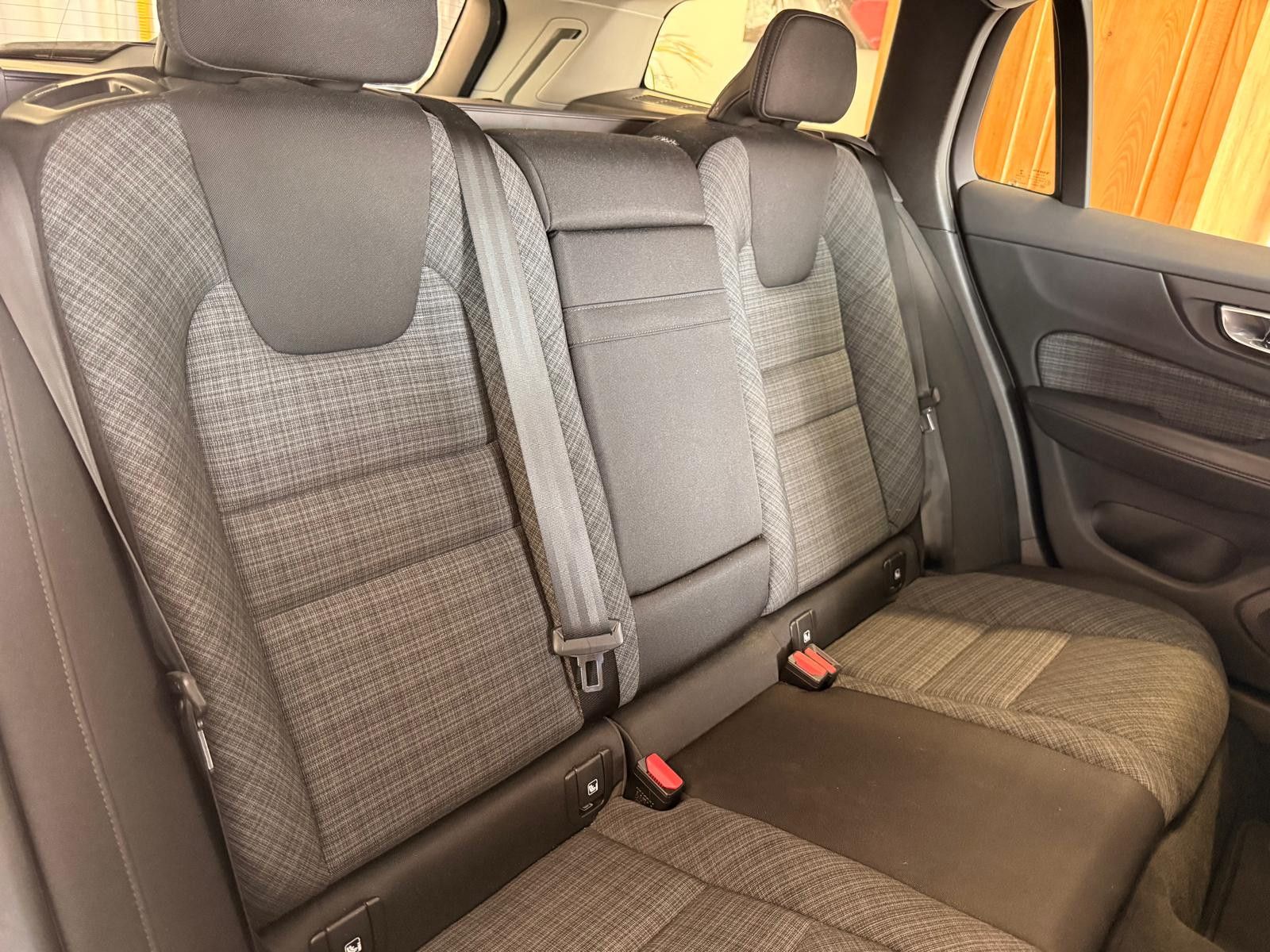 Fahrzeugabbildung Volvo V60 Kombi Core/ 1.HAND/SCHECKHEFT/8.FACH BEREIFT