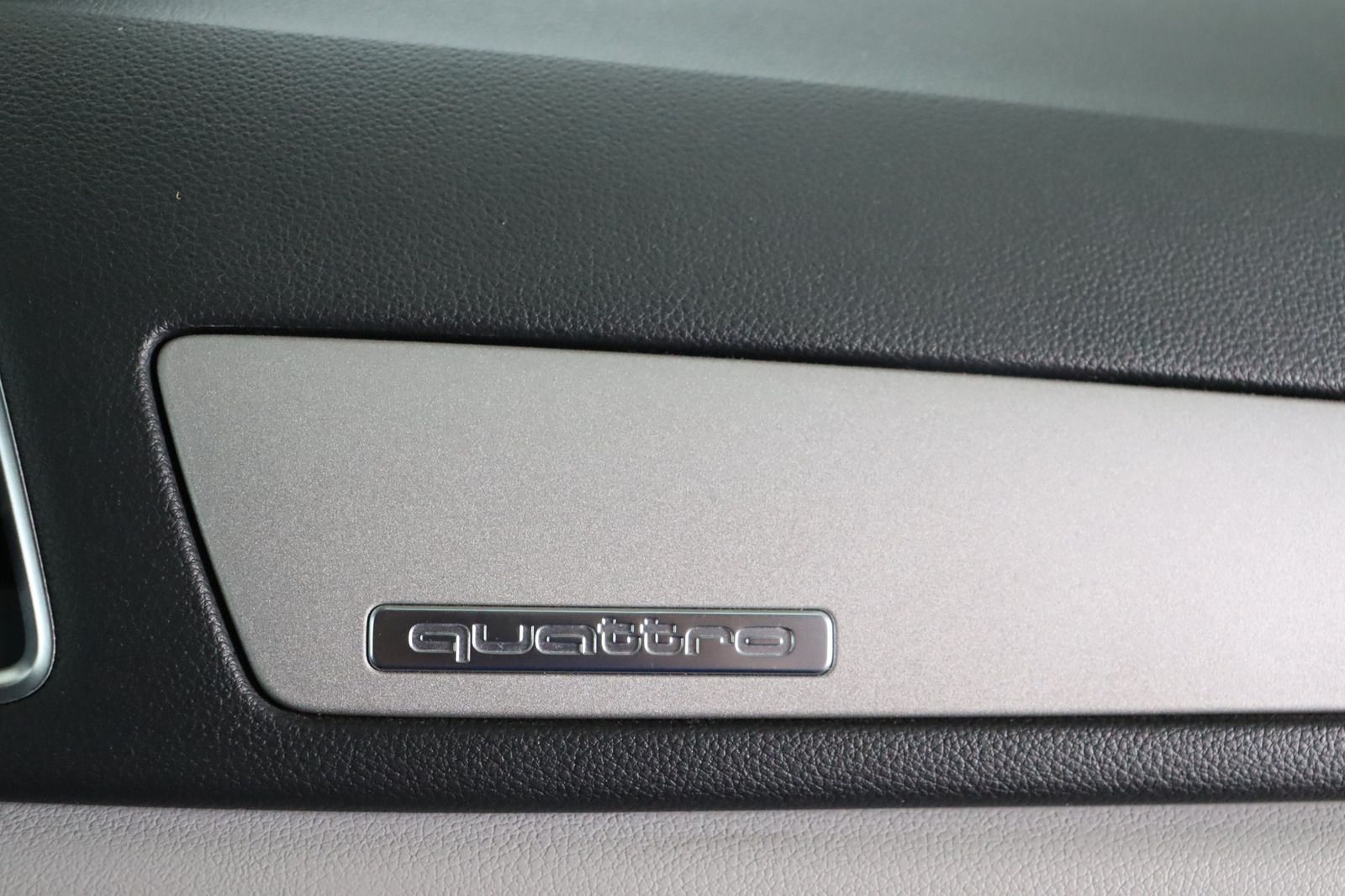 Fahrzeugabbildung Audi Q3 2.0 TFSI S tronic quattro * Standhzg. *