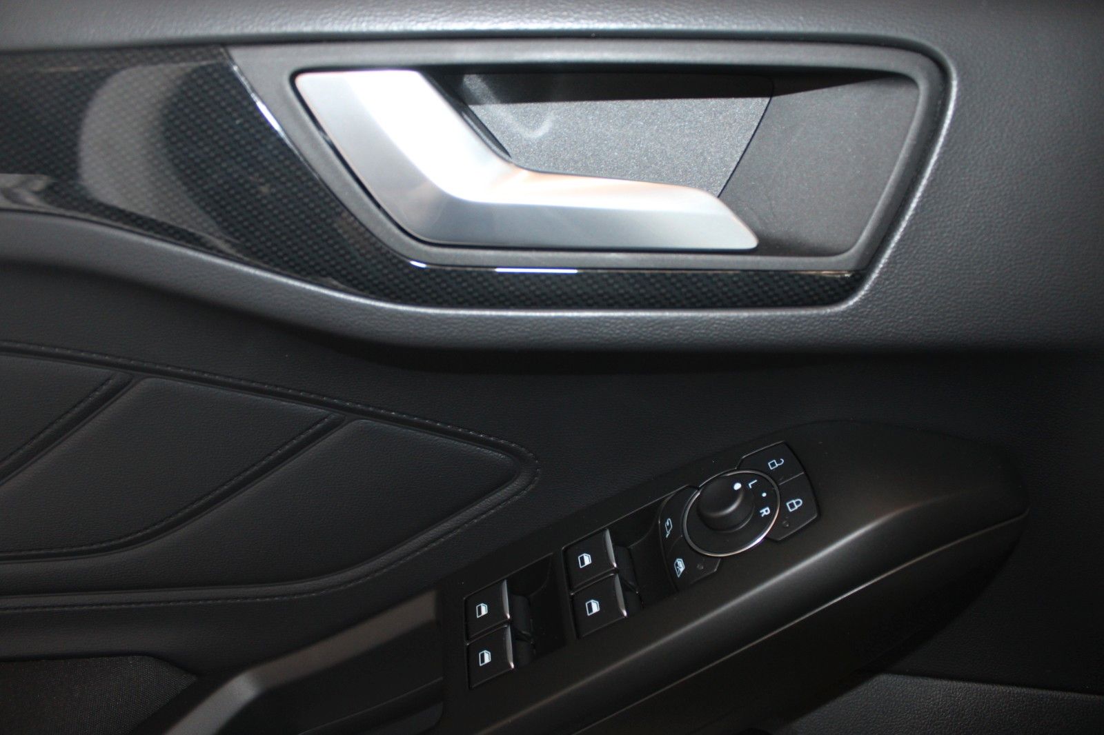 Fahrzeugabbildung Ford Focus MHEV ST-Line FahrerAssistenz + WinterPaket
