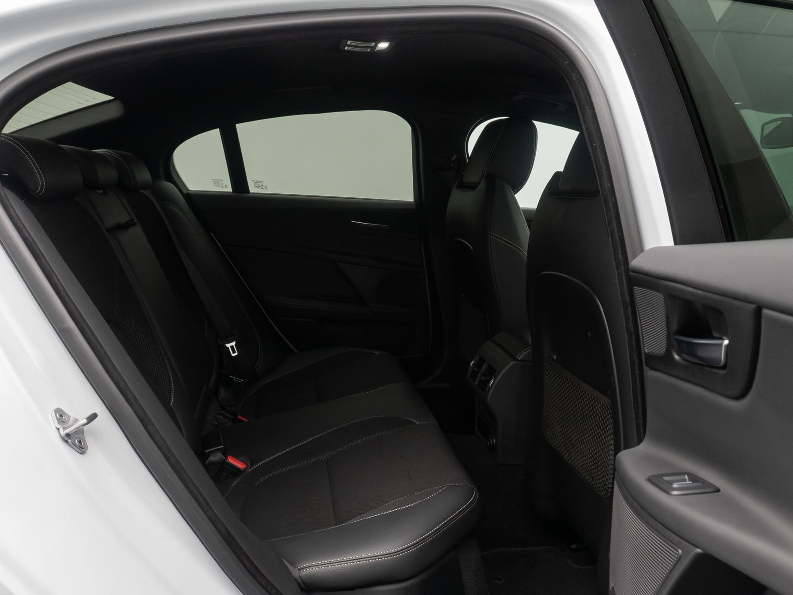 Fahrzeugabbildung Jaguar XE R-Sport FahrAssist Navi Sound Komfort 19Zoll