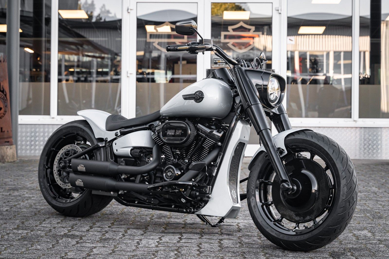 Fahrzeugabbildung Harley-Davidson SILVER DARK FAT BOY FLFBS 114 MY24 - JEKILL&HYDE