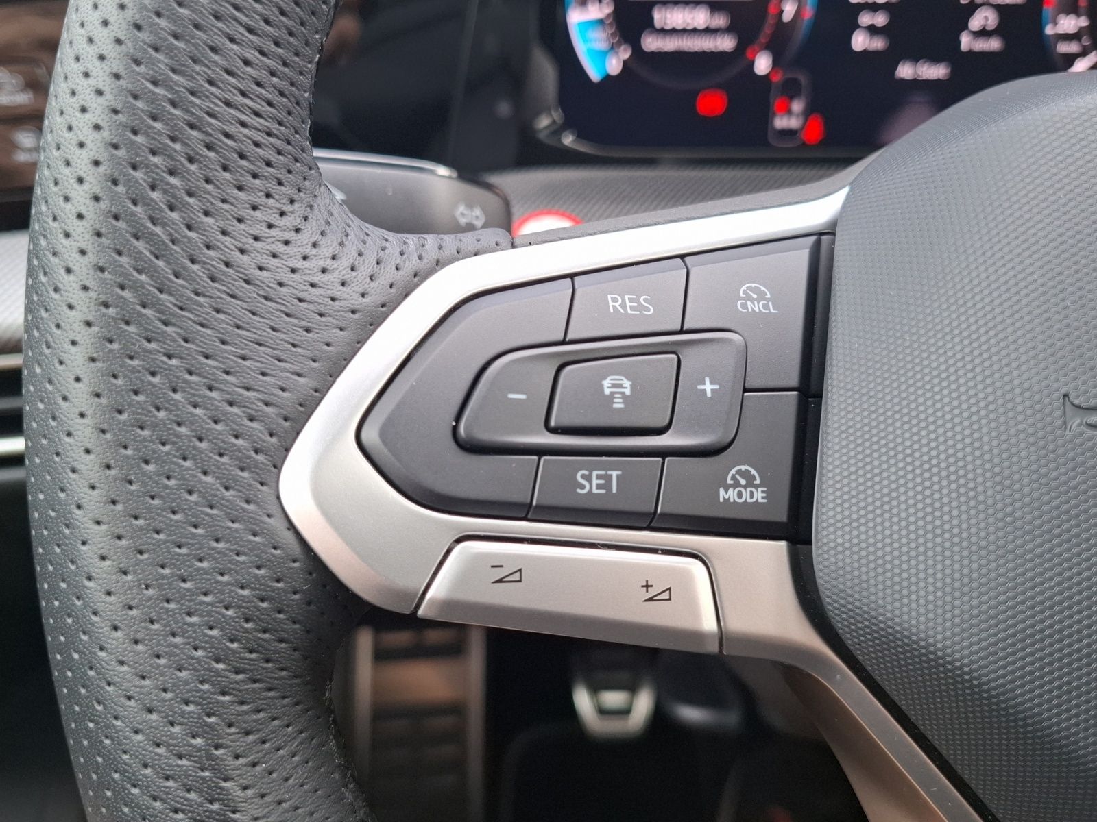 Fahrzeugabbildung Volkswagen Golf VIII Variant TSI R-Line Matrix AHK Navi AID