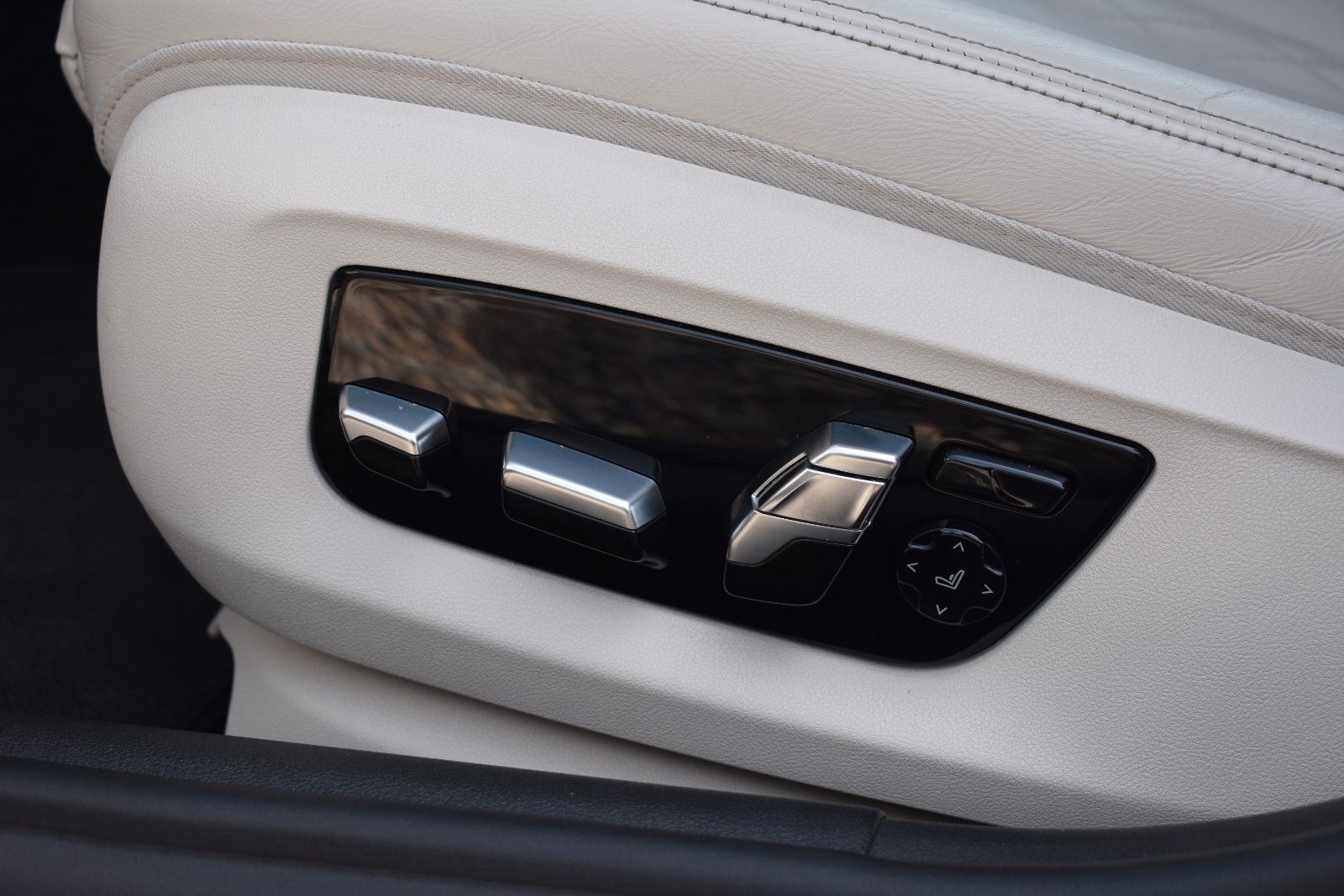 Fahrzeugabbildung BMW 530d Touring xDrive M Sport HUD AHK H&K Panorama