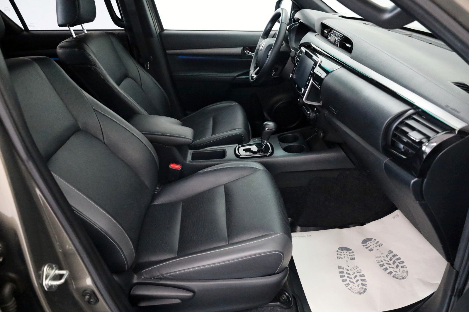 Fahrzeugabbildung Toyota Hilux 2.8 D-4D Invincible, Rollbügel, Rollo, AHK