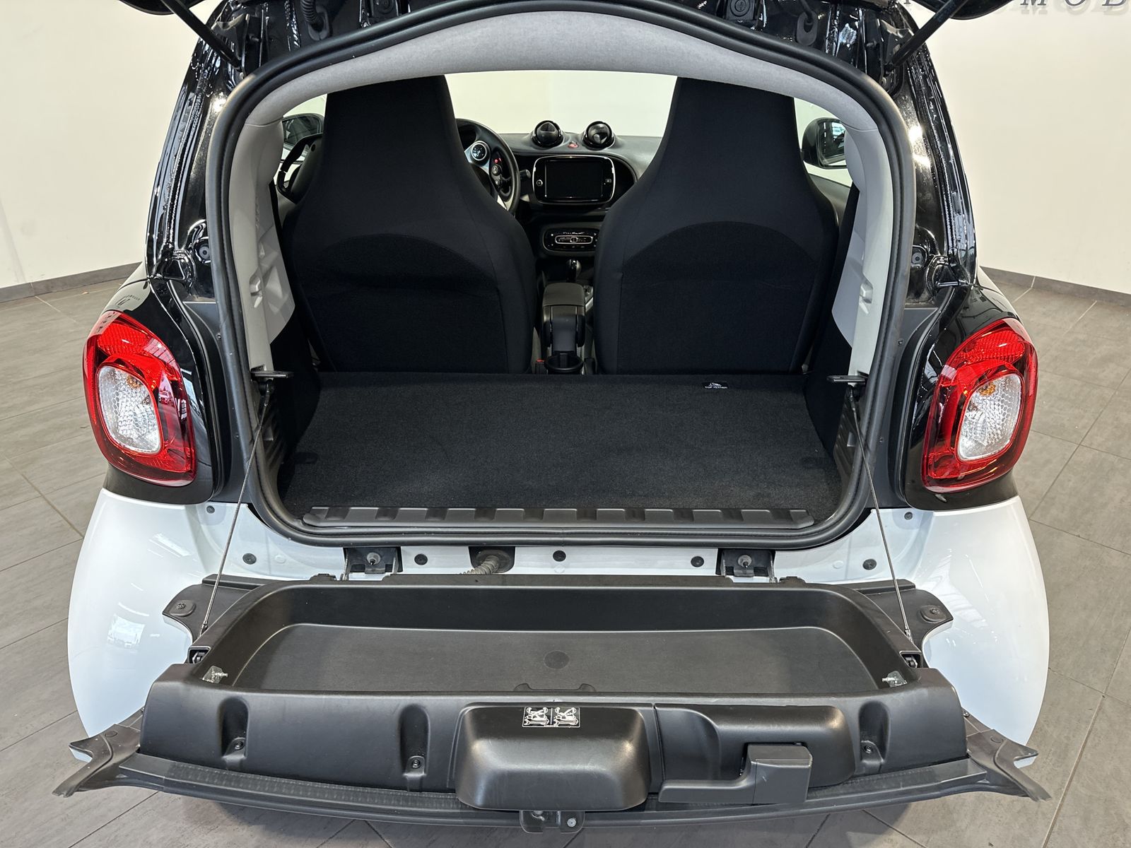 Fahrzeugabbildung Smart ForTwo EQ Coupé CARPLAY+TEMPOMAT+DAB-RADIO+1HD