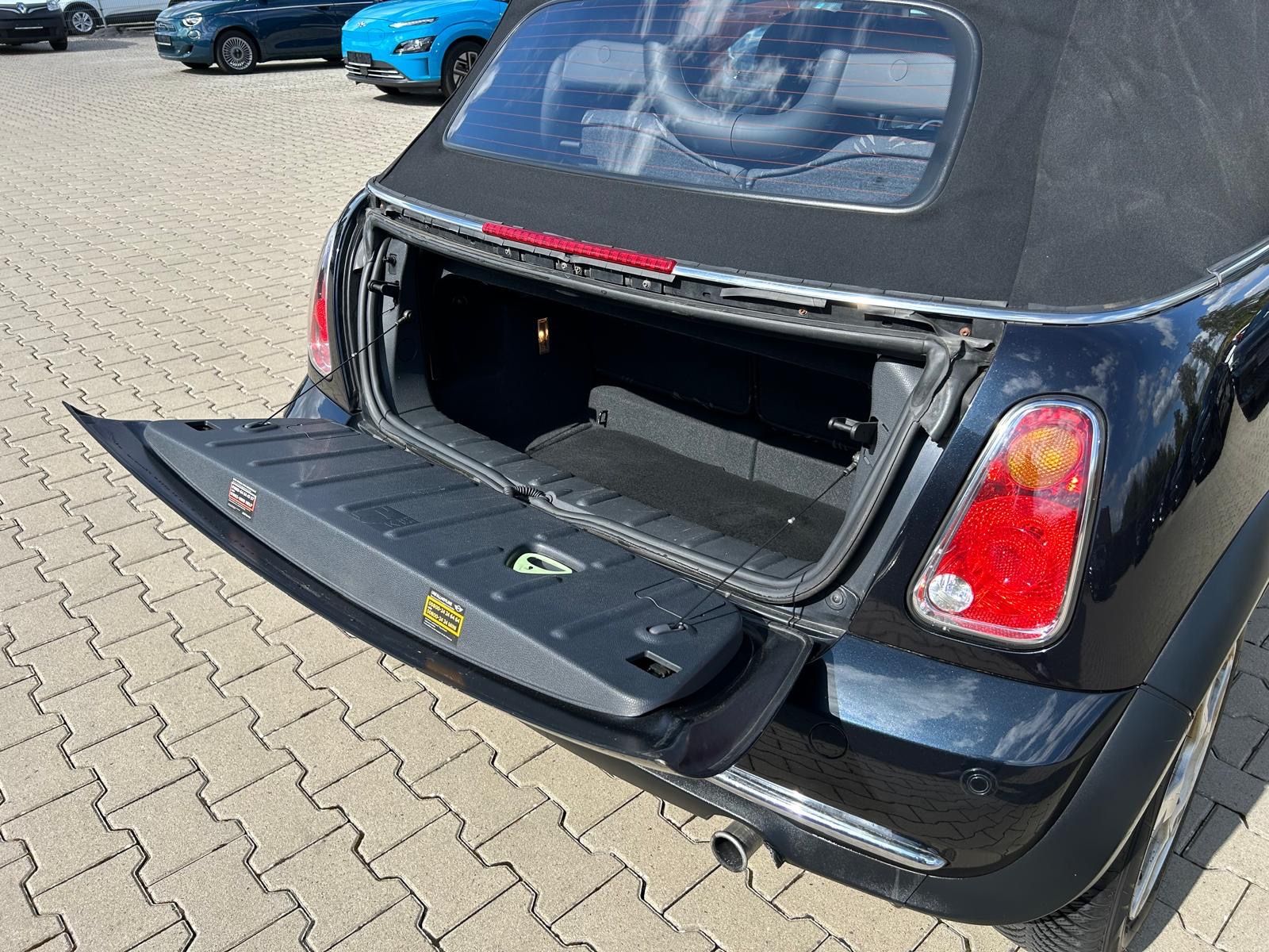Fahrzeugabbildung MINI ONE Cabrio°Tüv 7-28°