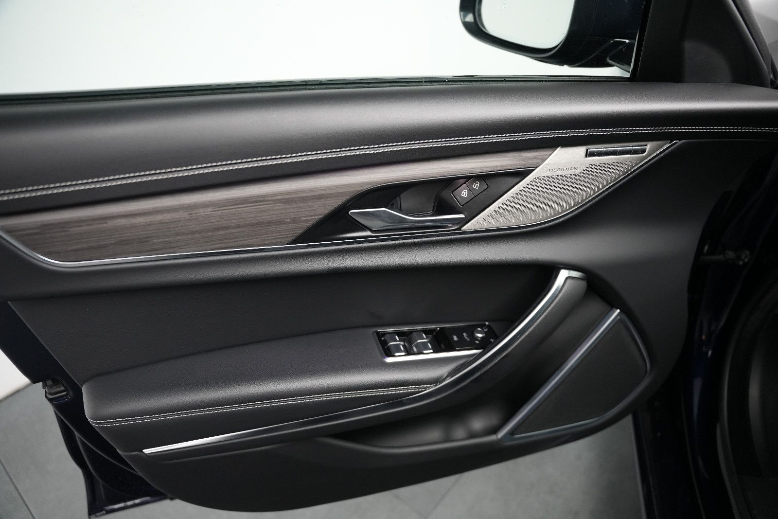 Fahrzeugabbildung Jaguar XF Sportbrake R-Dynamic SE AWD/PANO/KAM/MERIDIAN