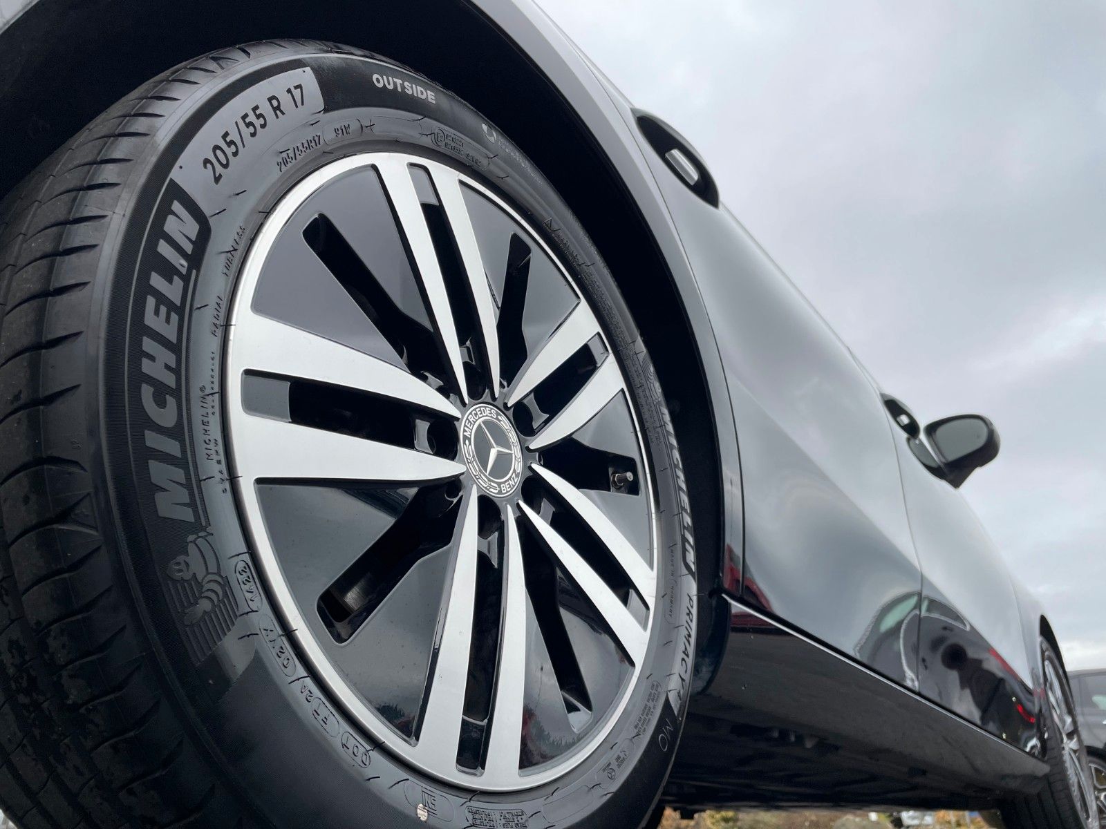 Fahrzeugabbildung Mercedes-Benz A 200 d Progressive AHK+MBUX+R-Kamera+Distr