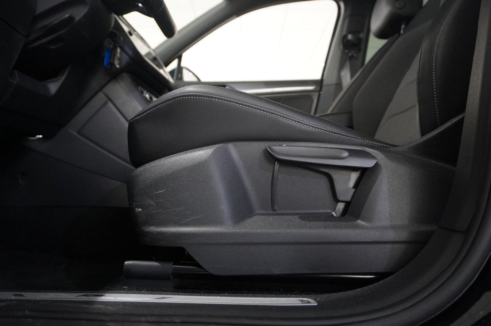 Fahrzeugabbildung Volkswagen Tiguan Allspace 2.0D R-LINE 4M NAVI/SH/SPORT/AHK