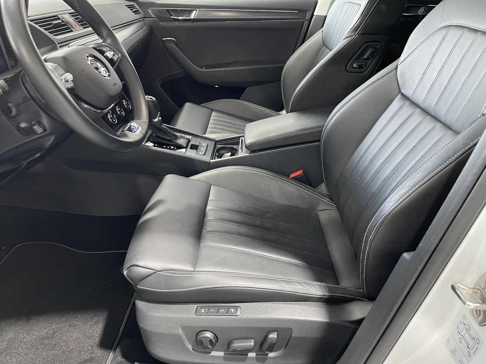 Fahrzeugabbildung SKODA Superb 2.0 TDI*Premium Edition*LED*AHK*Leder*