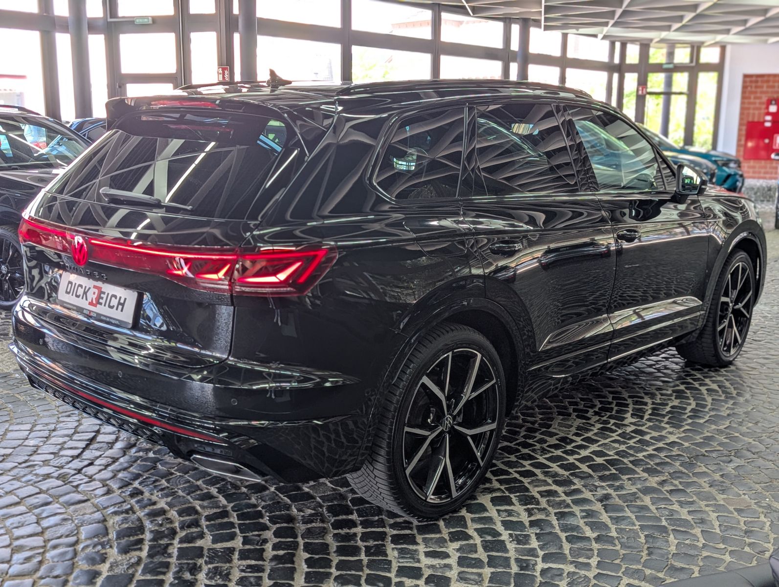 Fahrzeugabbildung Volkswagen Touareg 3.0TDI 4M R-Line VOLL Black 22" UPE 114T