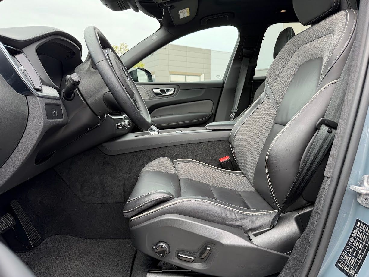 Volvo XC60 B4 Ultimate Dark AWD foto 3