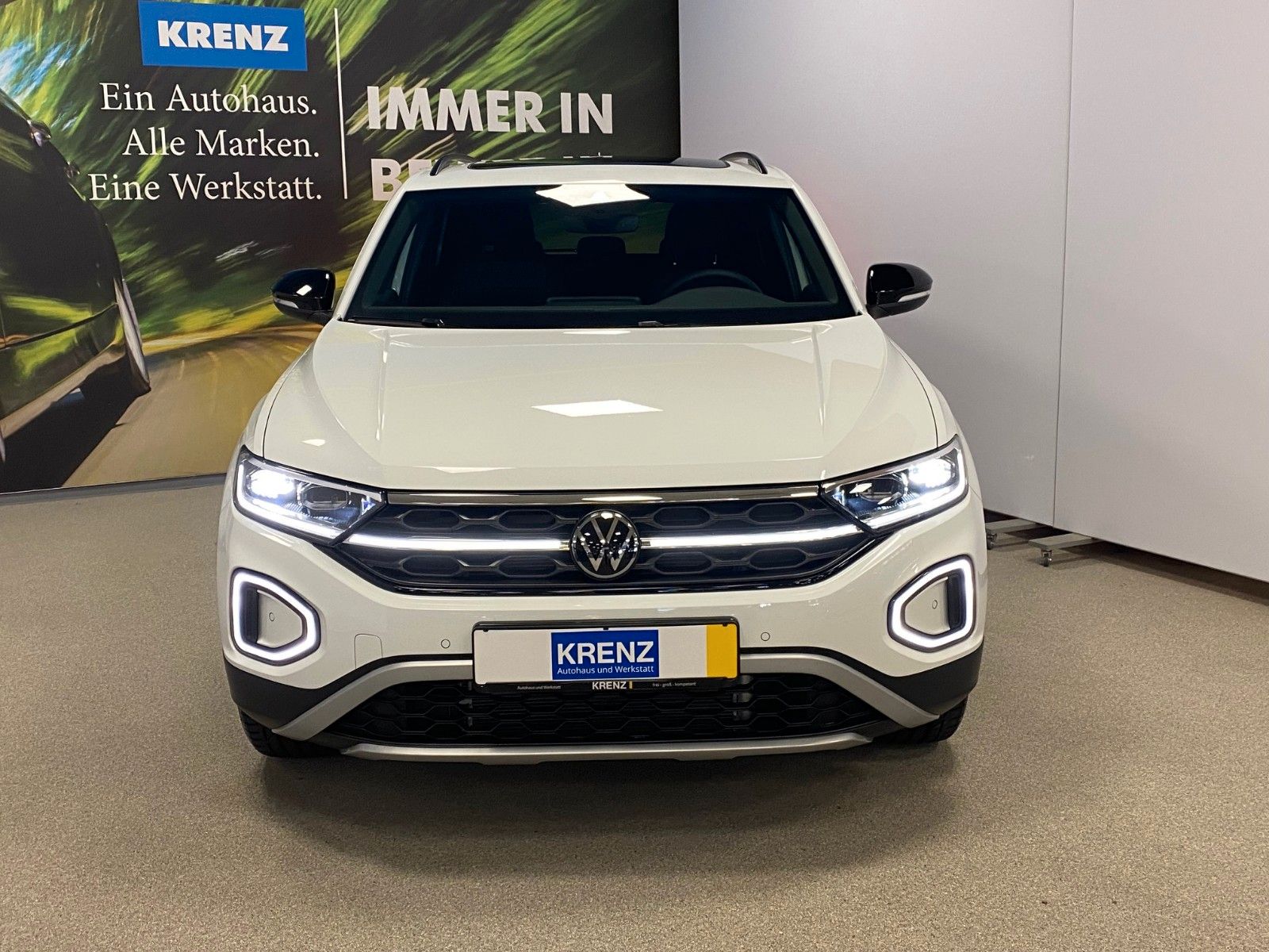 Fahrzeugabbildung Volkswagen T-Roc 1.5 TSI DSG+BLACKSTYLE+PANO+19"+ACC+MATRI+