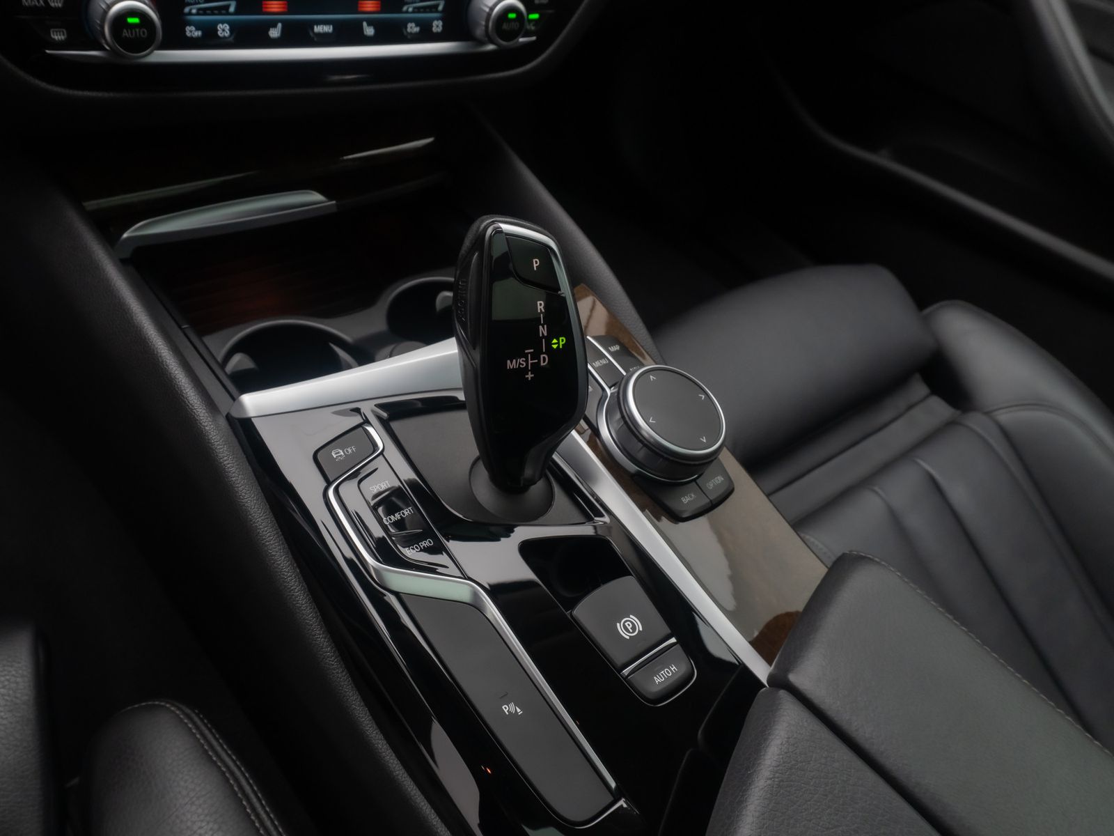 Fahrzeugabbildung BMW 540i xD HUD Kamera MSport Komfort Panorama19Zoll