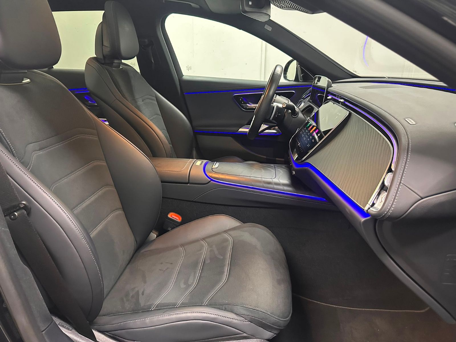 Fahrzeugabbildung Mercedes-Benz E 220 d 4MATIC T *AMG-LINE ADVANCED*PANO*KEYGO*
