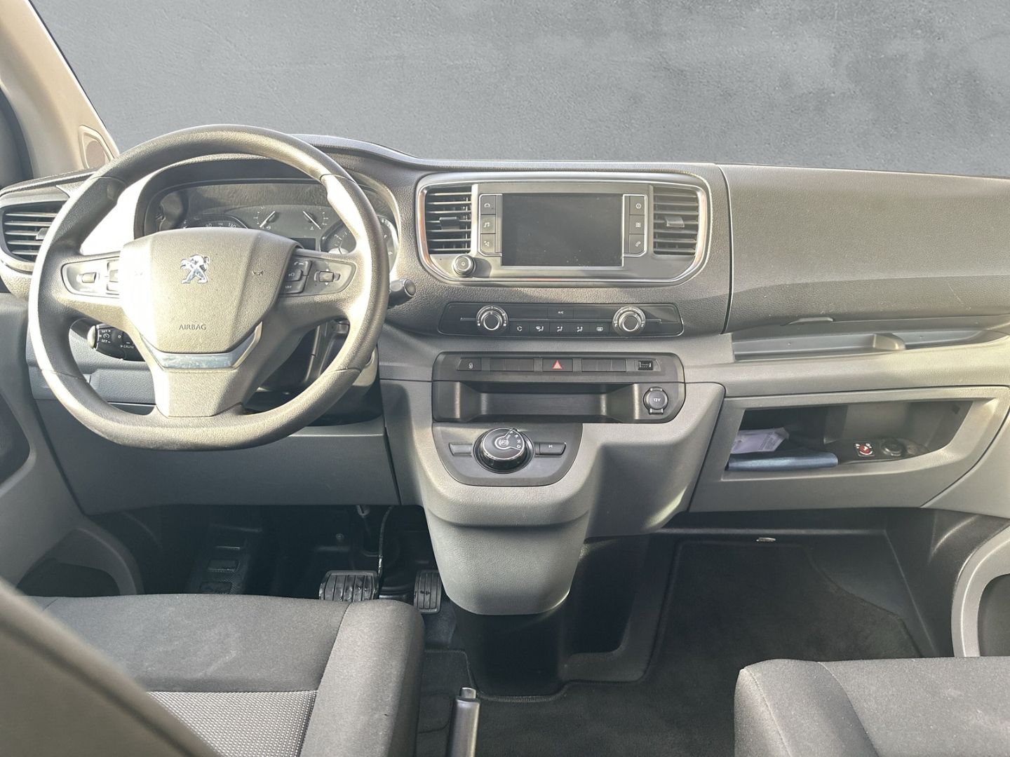 Fahrzeugabbildung Peugeot Expert Kombi L3 2.0 BlueHDi 145 PS 8-Sitzer *NAV