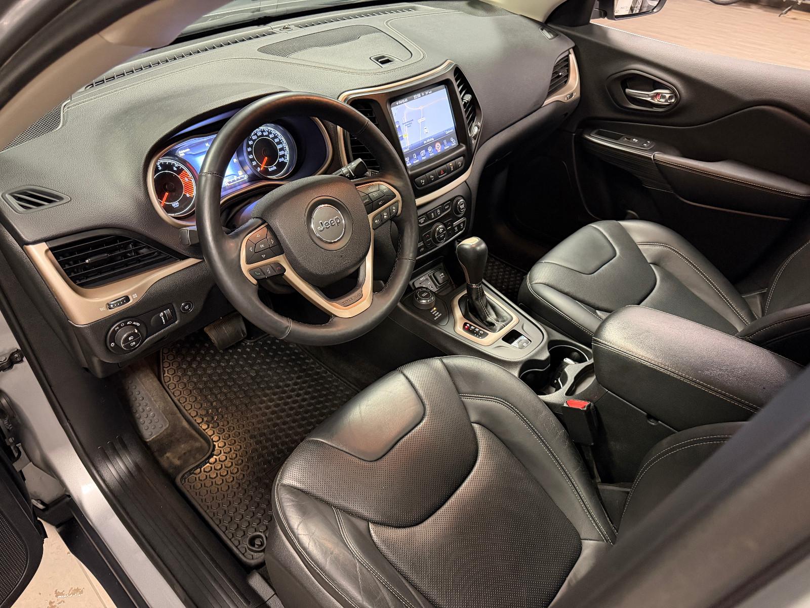 JEEP CHEROKEE 2.0 M-JET 170ch LIMITED 4WD BVA Toit pano Sièges chauffants cuir Historique présent