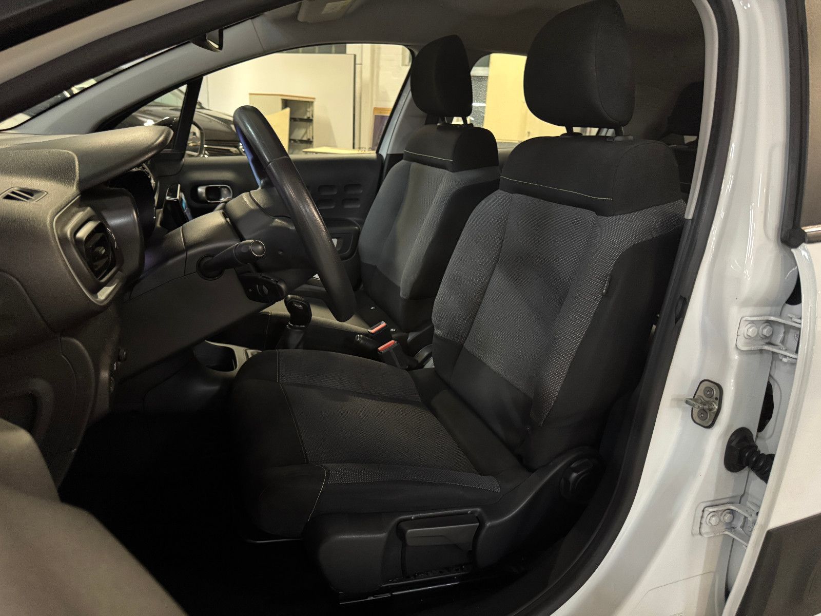 Fahrzeugabbildung Citroën C3 1.6 HDI FEEL COLOR STYLE PAKET NAVI LED VOLL