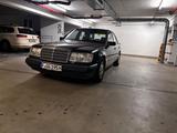 Mercedes-Benz 124er 220 aus 04.1993 - Mercedes-Benz 220 in Frankfurt (Main)