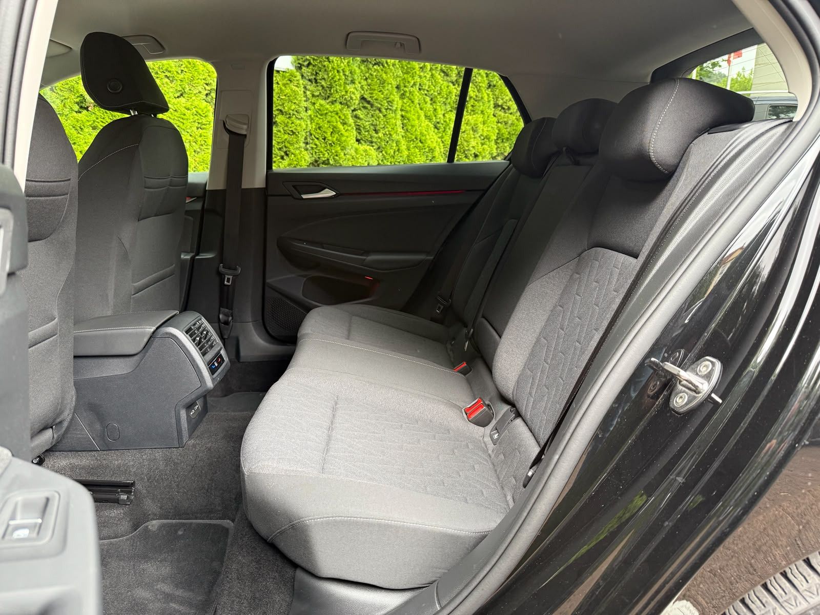 Fahrzeugabbildung Volkswagen Golf 2.0 TDI DSG LIFE LED+KAM+ACC+SHZ+CARPL+AMBI