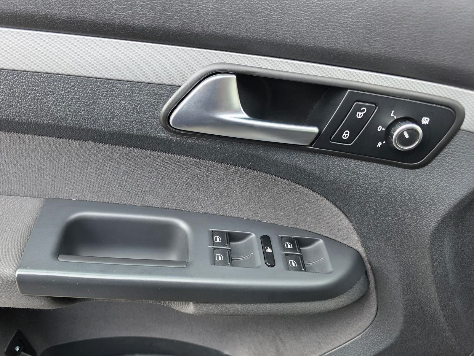 Fahrzeugabbildung Volkswagen Touran 1.6 TDI Life /Navi/Klimaauto/Park-As/Shz