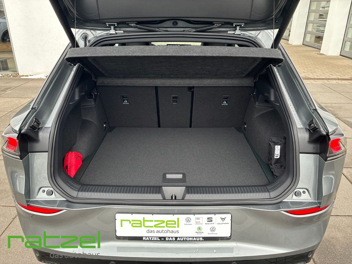 Fahrzeugabbildung Volkswagen T-Roc R-LINE 1.5 eTSI PANO+Allwetter+IQ.Light