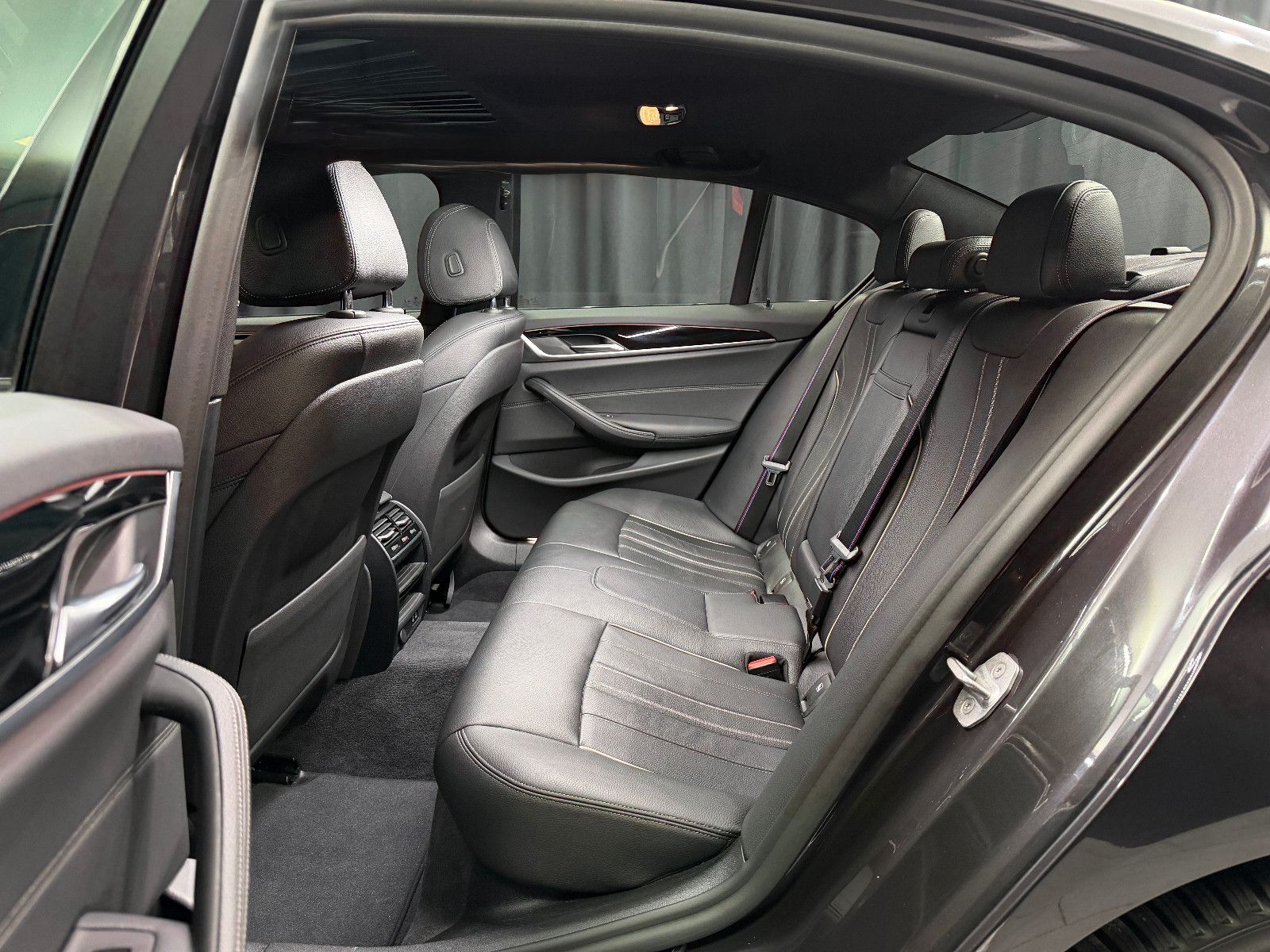 Fahrzeugabbildung BMW BMW 530i Lim xDrive M SPORT|HEAD-UP|360"|NAVI|