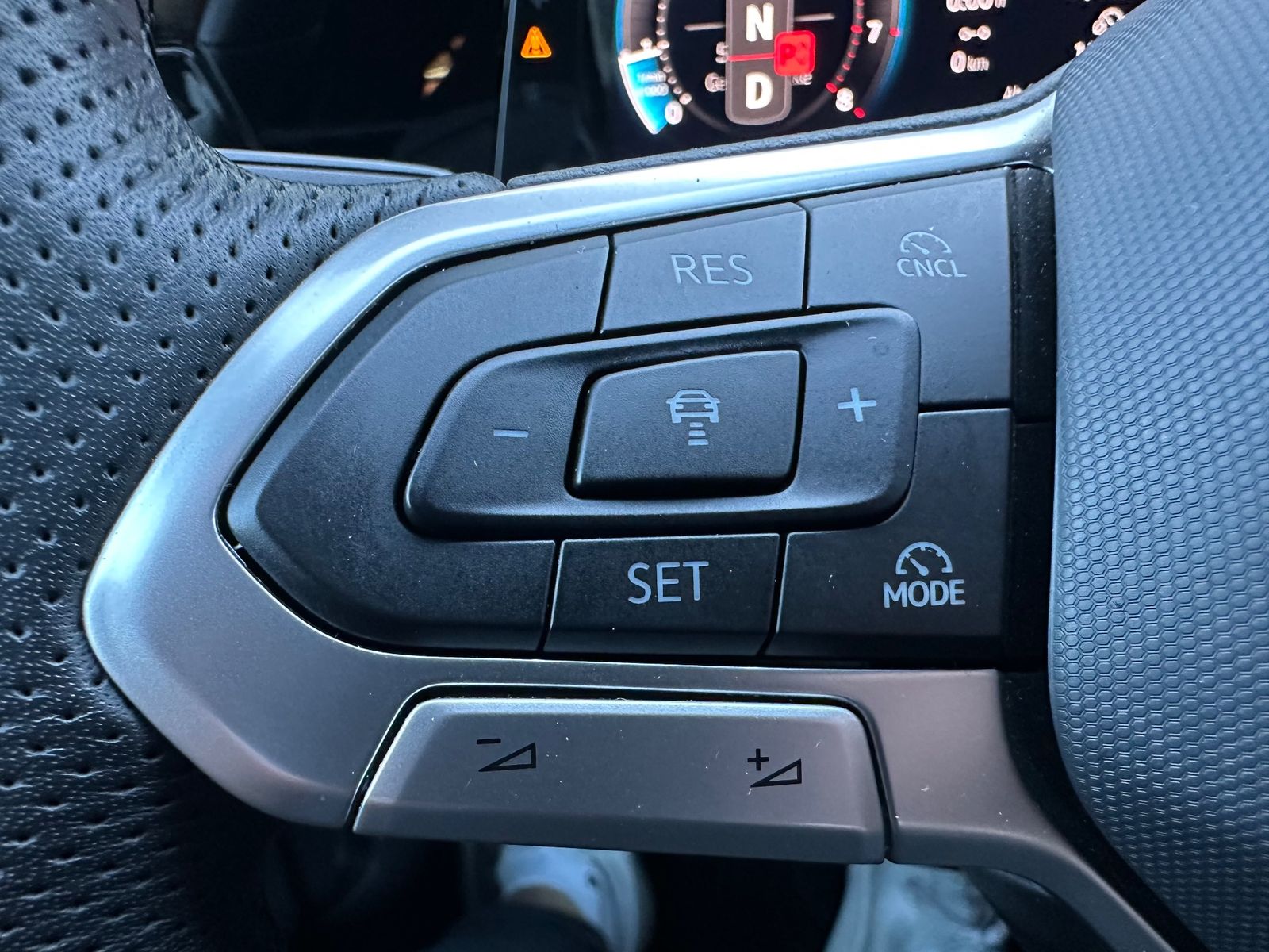 Fahrzeugabbildung Volkswagen Golf 1.5 eTSI R-Line LED+KAM+SHZ+KEYLESS+17ZOLL