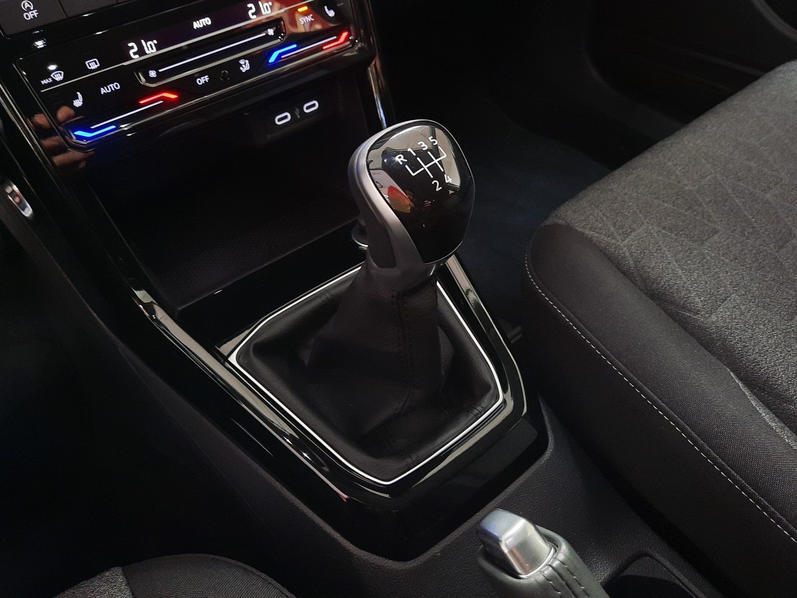 Fahrzeugabbildung Volkswagen T-Cross Move TSI *Navi*Einparkh.*Sitzhzg*App-Con
