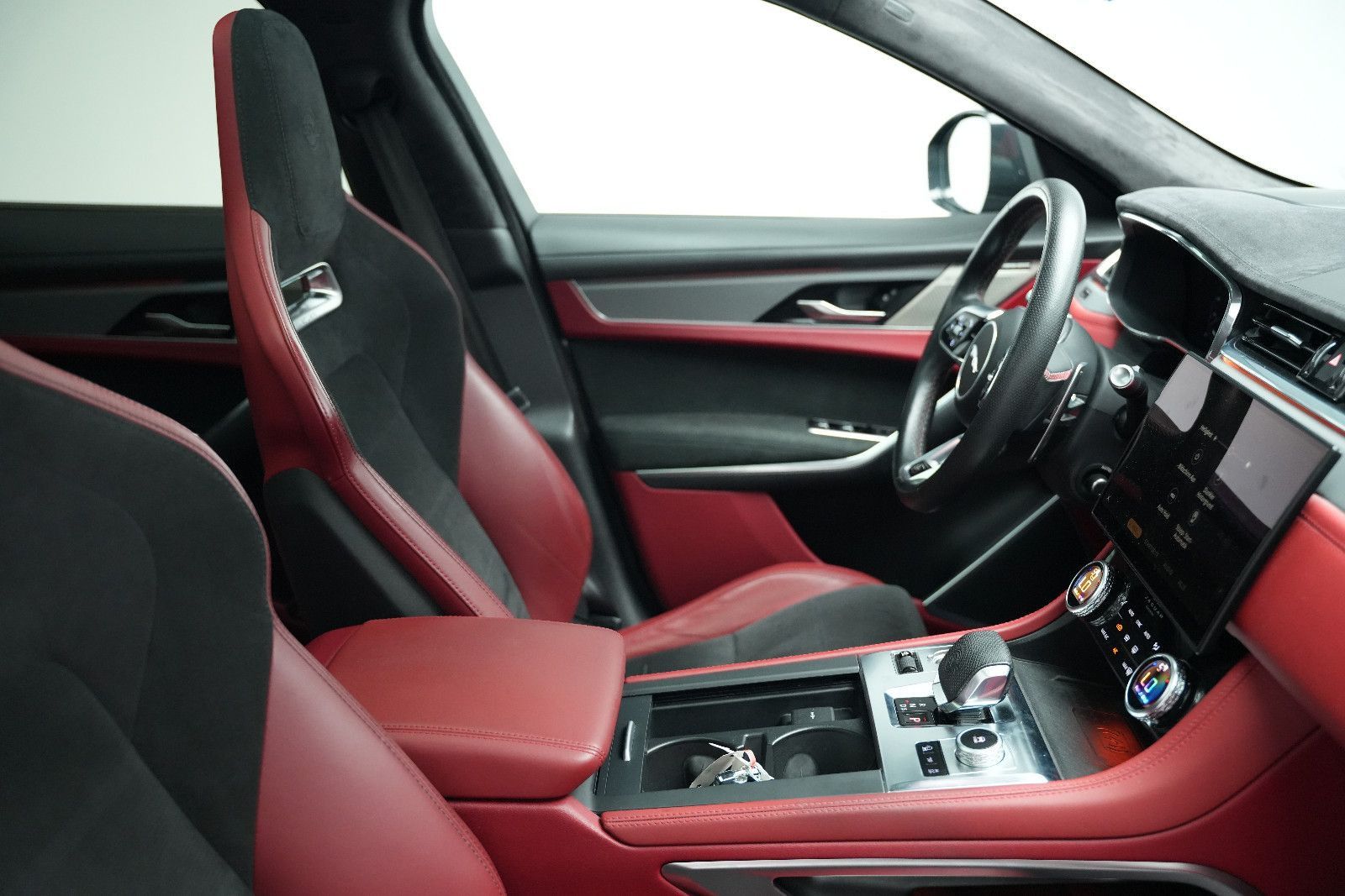 Fahrzeugabbildung Jaguar F-Pace F-PACE SVR /PANO/MERIDIAN/HUD/360°KAM/MEM