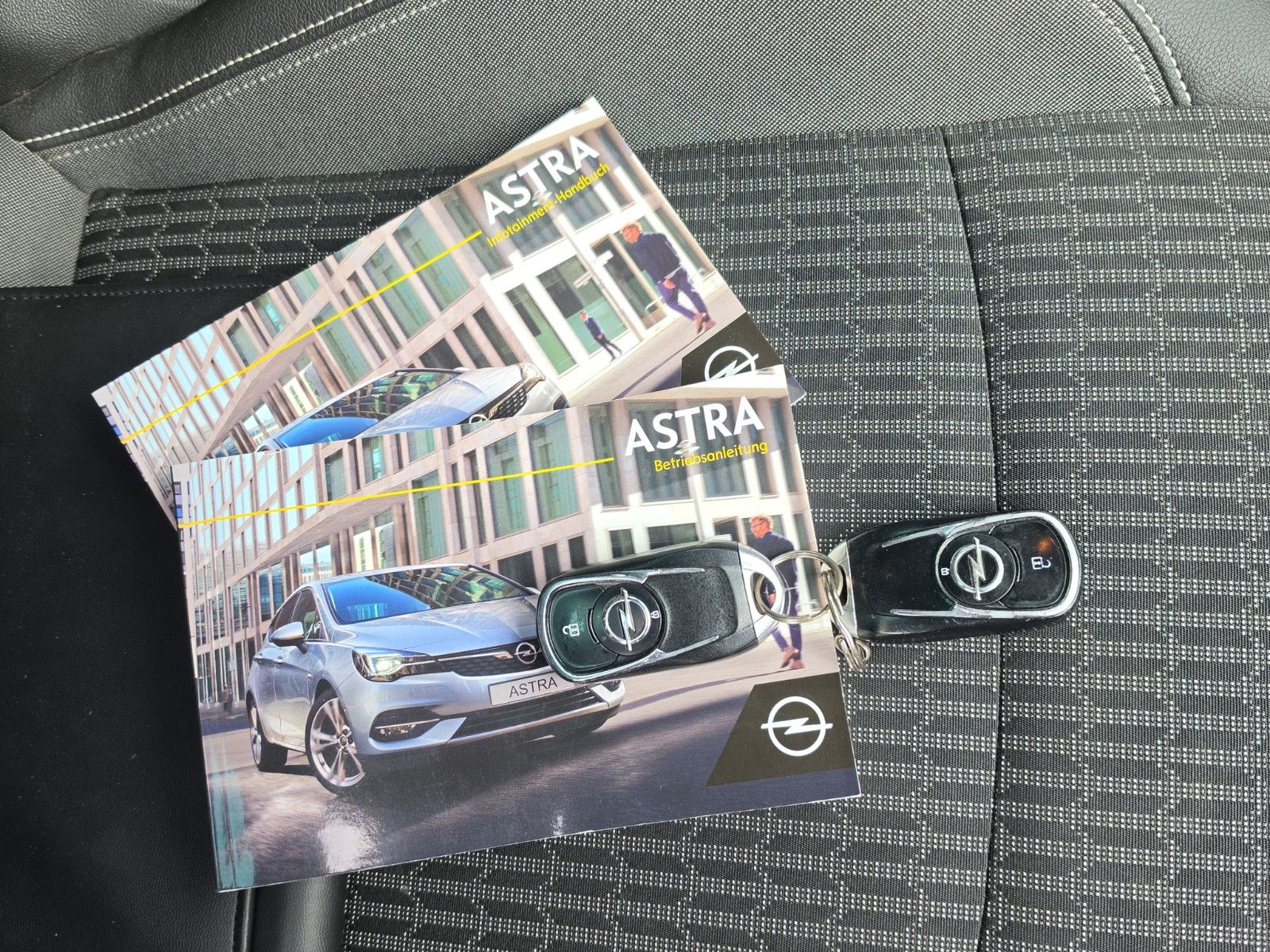 Fahrzeugabbildung Opel Astra K Lim. 5-trg. Elegance Start/Stop