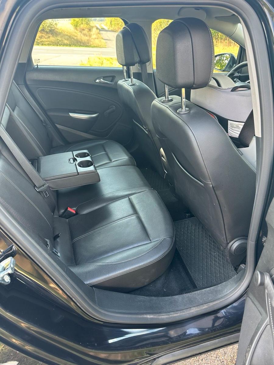 Opel Astra 2011 — photo 7
