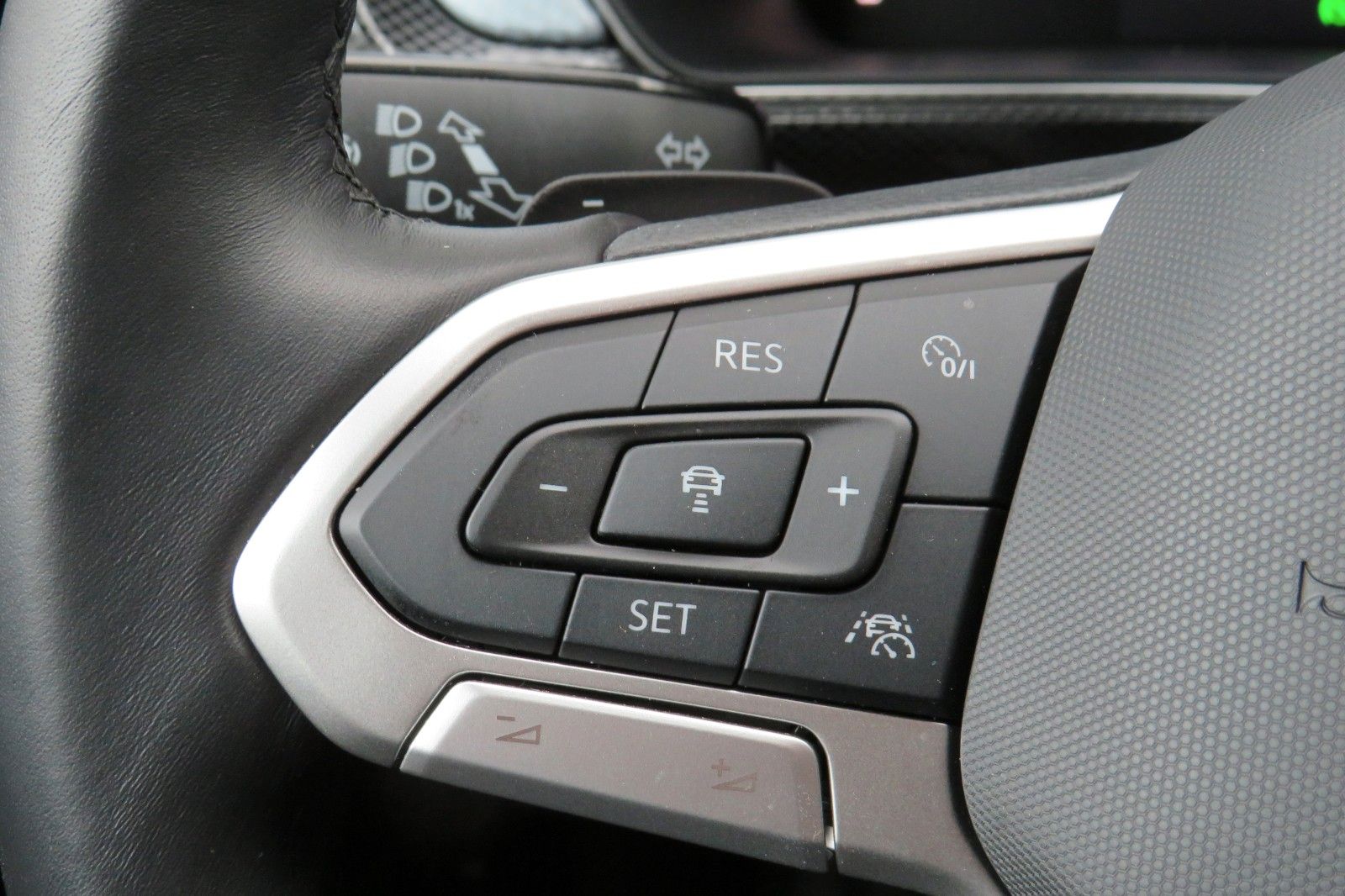 Fahrzeugabbildung Volkswagen T-CROSS DSG GOAL AHK PDC NAVI ASSISTENT-PA. 1.HD