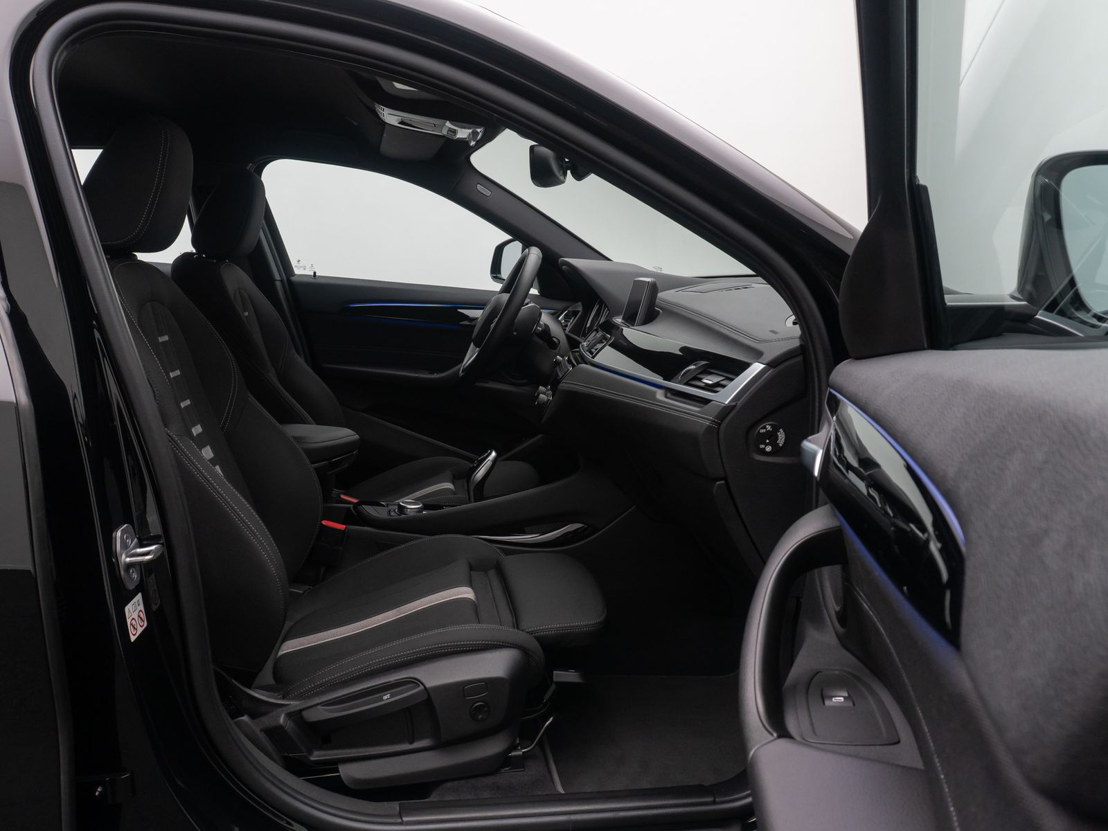 Fahrzeugabbildung BMW X2 sD18i AdvantagePlus HiFi DAB Sportsitz 19Zoll