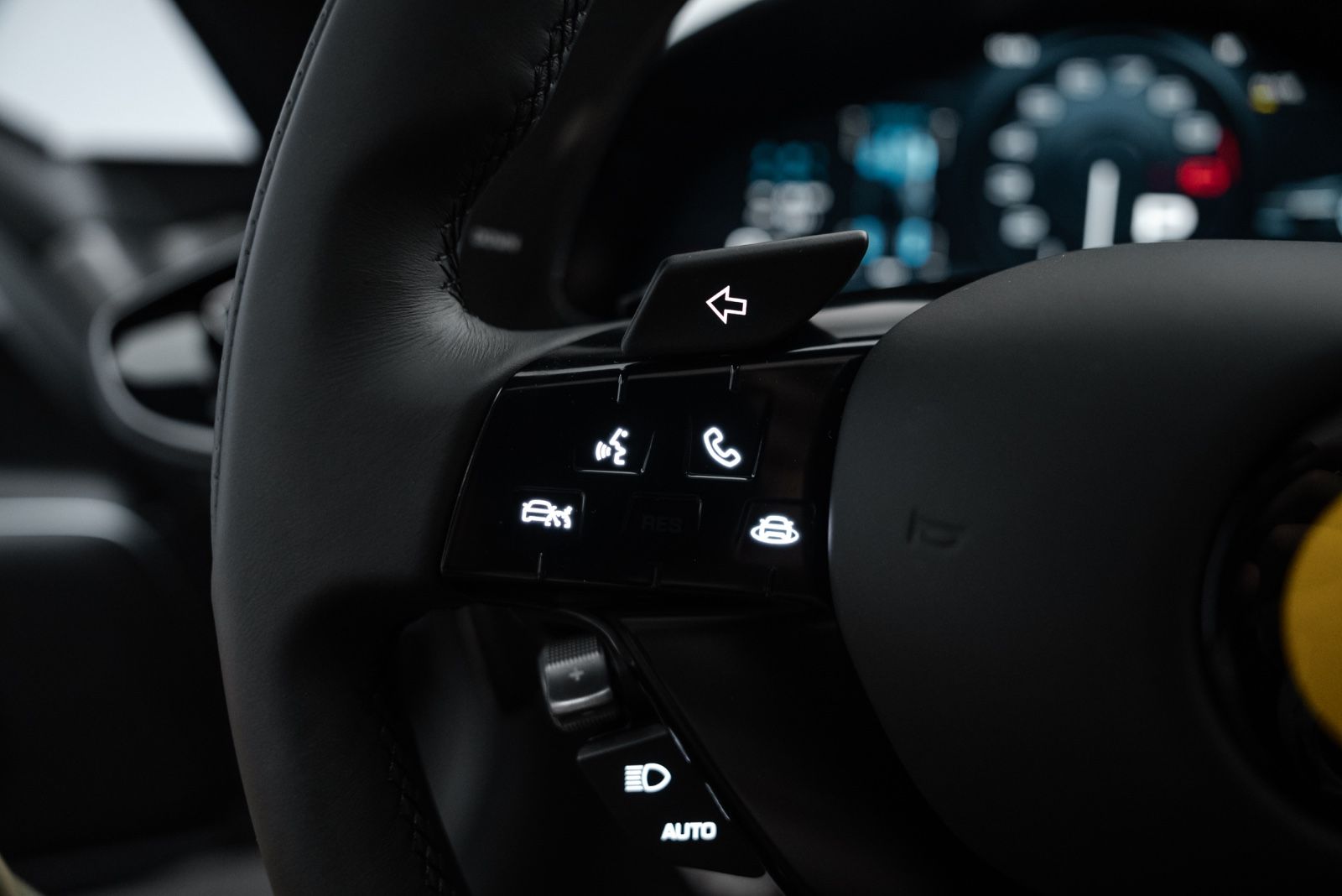 Fahrzeugabbildung Ferrari 12Cilindri PANO/LIFT/RACING SEATS/CARBON/SURR