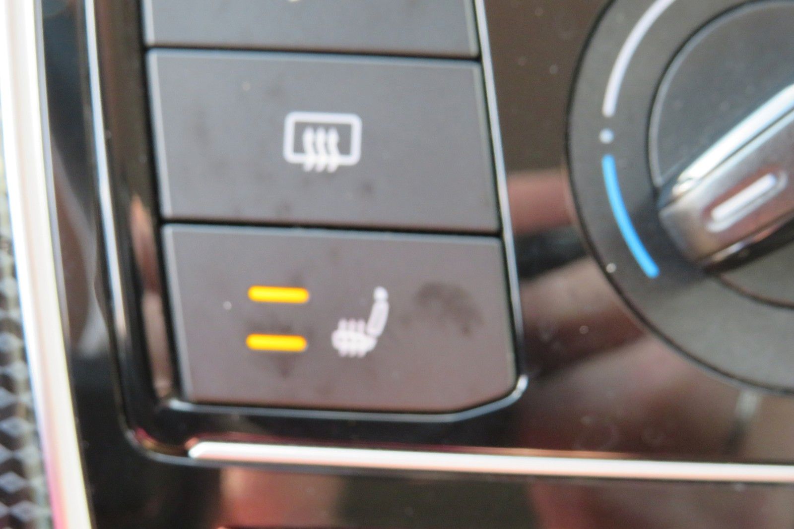 Fahrzeugabbildung Volkswagen up!  SITZHEIZUNG KLIMA 4-TÜREN NEBEL GJ 1.H