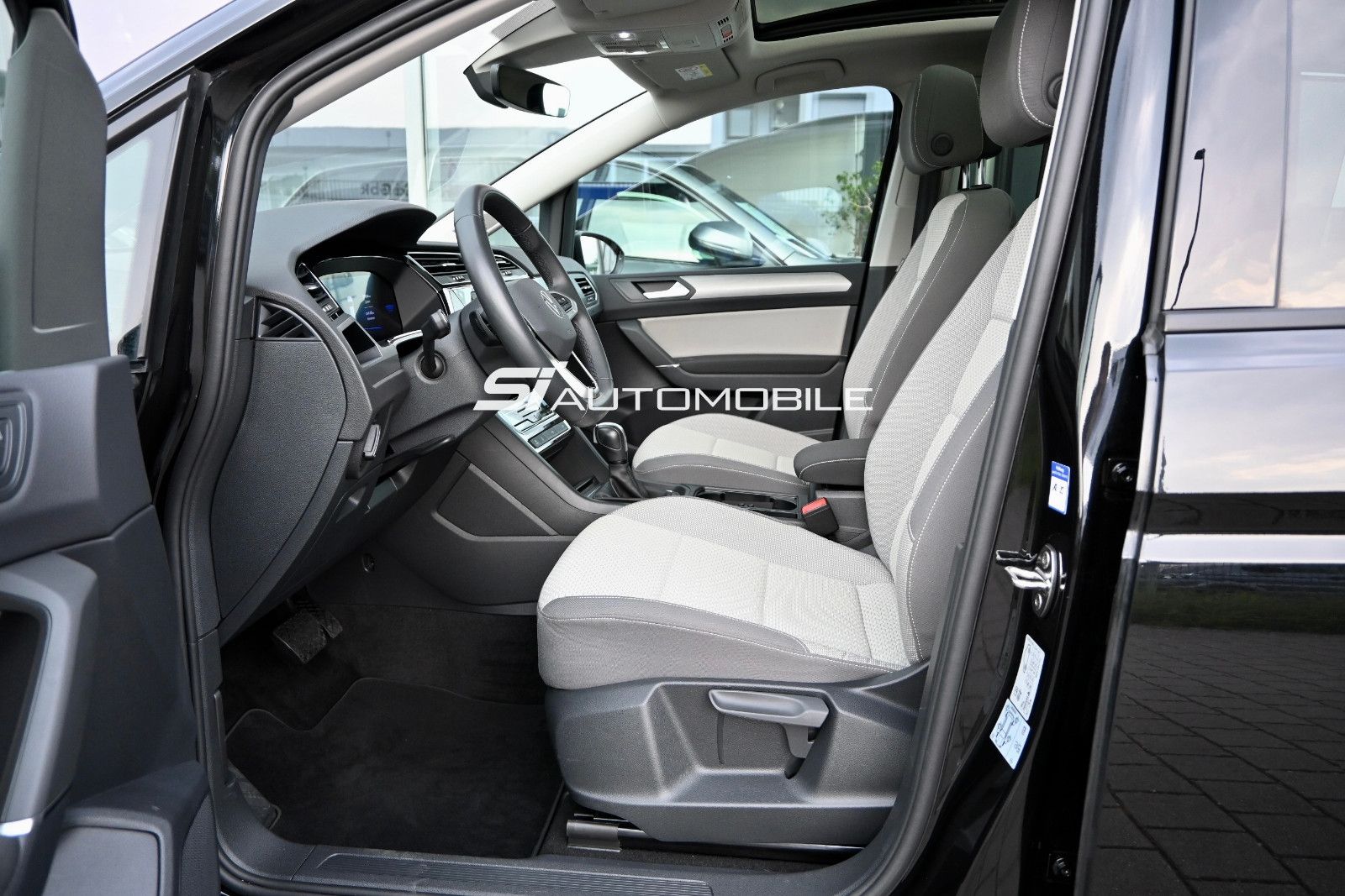 Fahrzeugabbildung Volkswagen Touran 1.5 TSI DSG °ACC°AHK°PANO°STHEIZ°DYNAUDI°