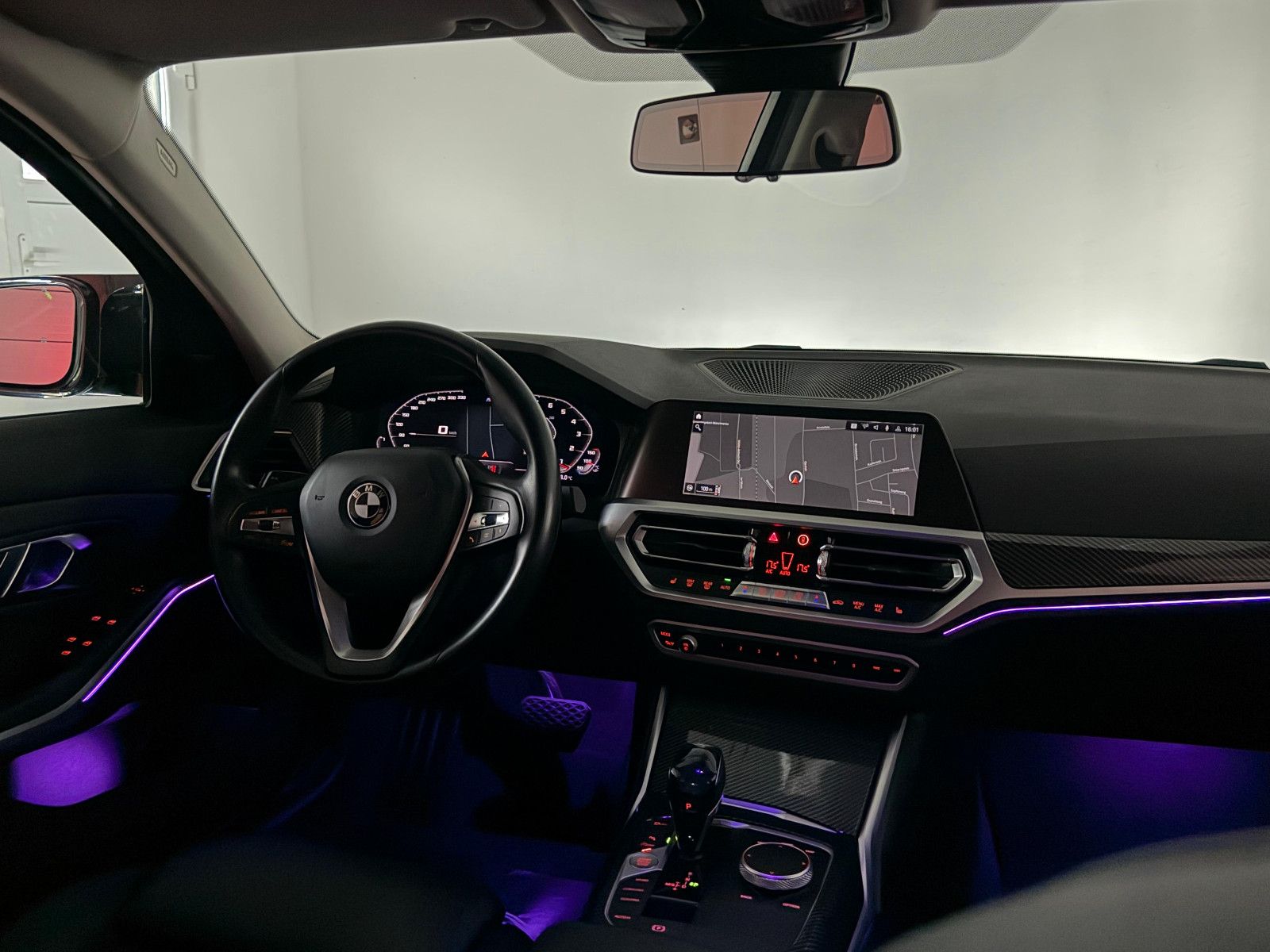 Fahrzeugabbildung BMW 330i LIMOUSINE/SPORT/LIVE COC/HiFi/AMBIENTE/H&R