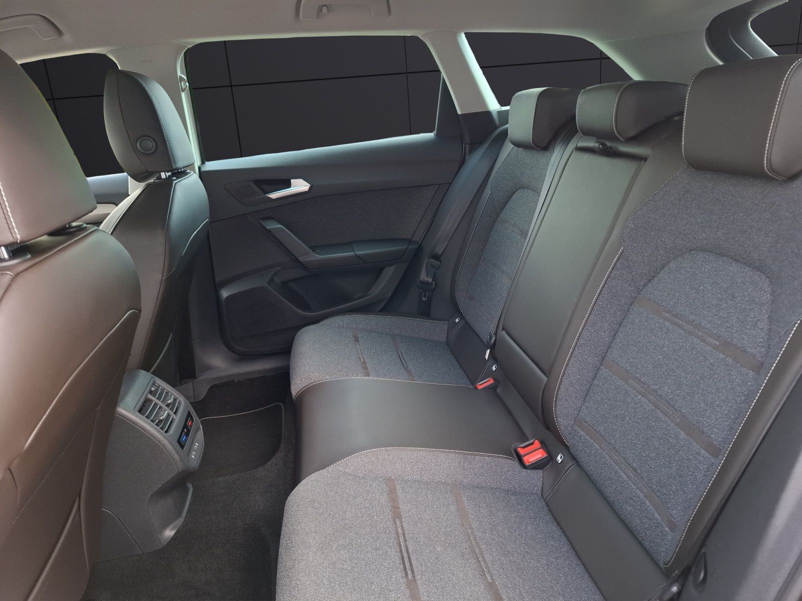 Fahrzeugabbildung SEAT Leon ST eTSI Xcellence DSG LED Navi GRA Park-Ass