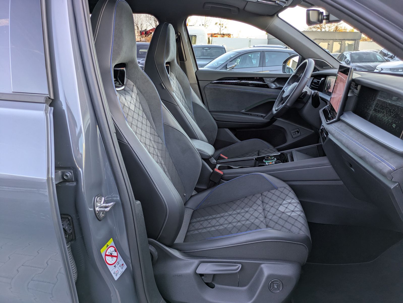 Fahrzeugabbildung Volkswagen Tayron 2.0 TDI 4M R-Line BLACK*7Si*MATRIX*PANO